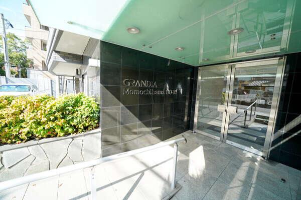 視認性のいい明るいエントランス