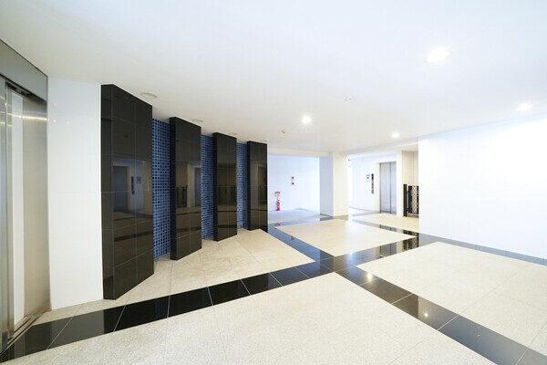 清潔感のあるスタイリッシュな印象のエントランスロビー