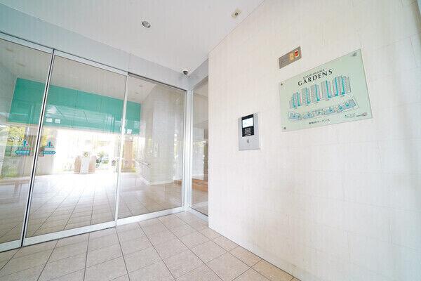 管理会社による日勤管理が行われ、手入れの行き届いたエントランス。オートロックが採用されています。