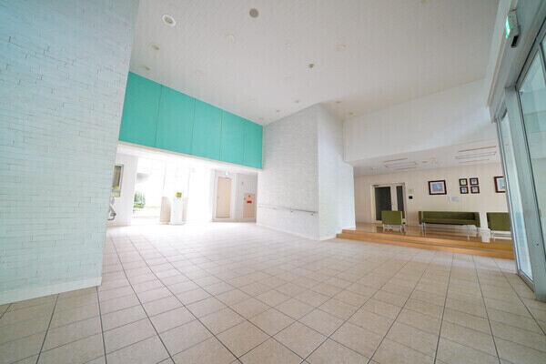 明るく爽やかな印象のロビー。プライバシーが確保されたエレベーター配置です。宅配ボックス付きです。