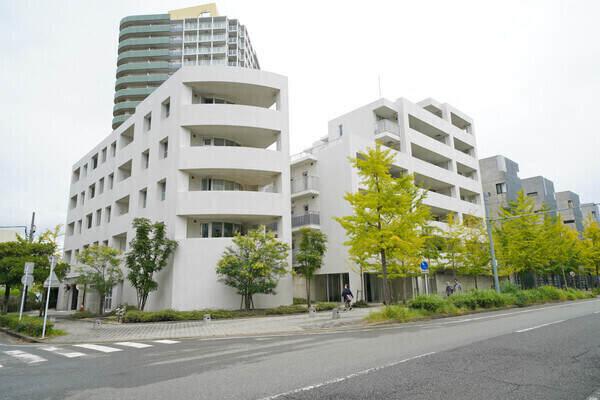 地上7階建の4階部分。前面道路は平坦で見通しの良い道路です。敷地内に平置き駐車場もございます。