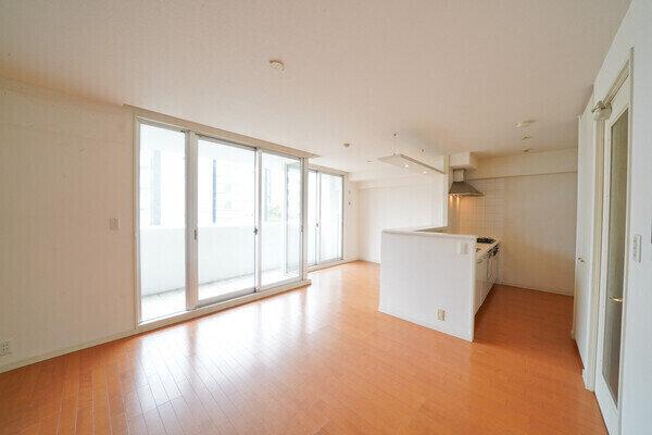 壁と天井、キッチンカウンターが白で統一され、爽やかな印象です。対面式キッチンが採用されています。