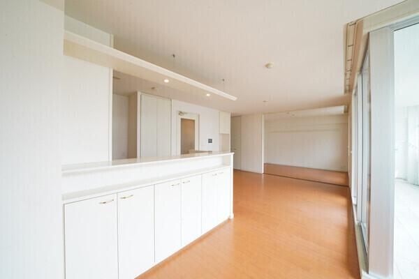 キッチンの手元を隠してくれるカウンター付きで、生活感が出にくい仕様。カウンター下に収納もあります。