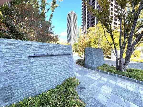 緑豊かな植栽が施され、自然を身近に感じられます。徒歩圏内に買物施設や、小学校が揃う便利な住環境です。