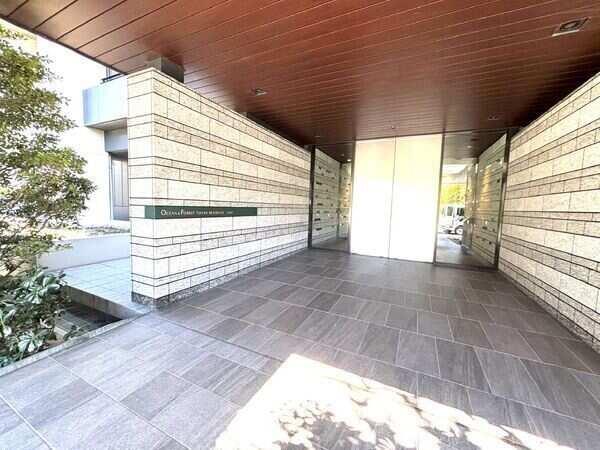 免震と制振を融合したハイブリッド構造。敷地内の駐車場1区画承継可能です(車種による制限有)。