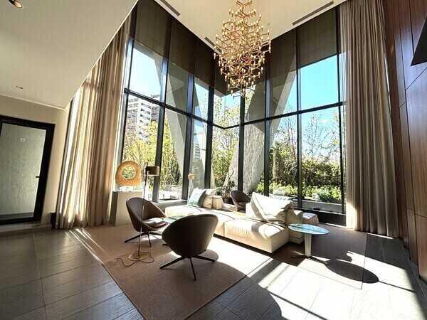 空調管理されたホテルライクな内廊下設計。洗練されたインテリアが配され、上品な雰囲気のロビーです。