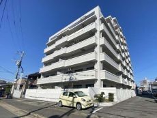 明るく爽やかな外壁が印象的な、RC造地上8階建のマンションです。地下鉄空港線「姪浜」駅徒歩10分。