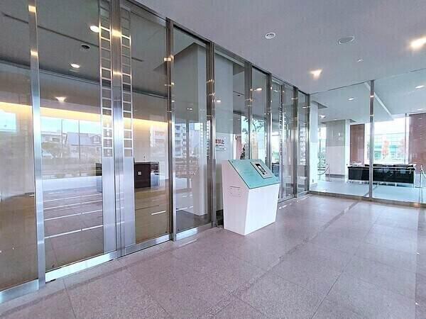 モニタ付きインターホンやオートロックが採用され、防犯面に配慮されています。宅配ボックス付きです。