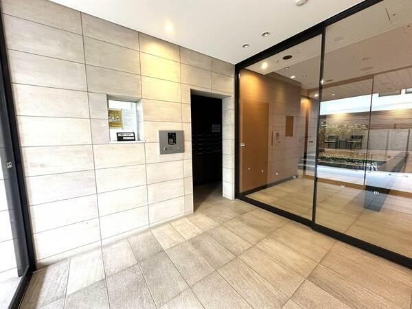 管理員勤務形態は日勤制、マンション内のお手入れ・管理もしっかりといきわたっています。