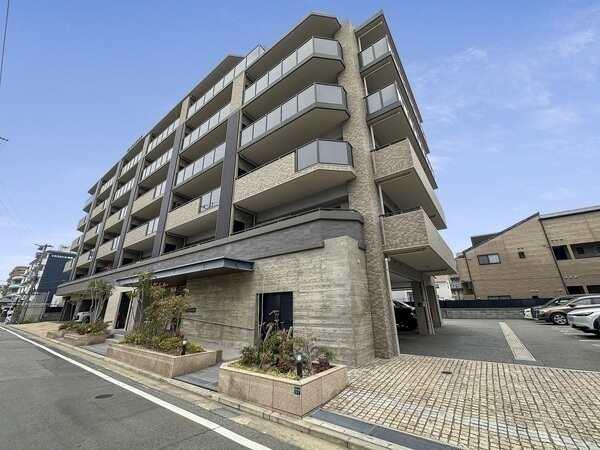 地下鉄空港線「西新」駅まで徒歩10分。2019年4月築、6階建て。当該住戸は最上階に所在しています。