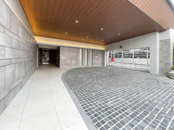 エントランス正面に屋根付きの車寄せスペースがあります。雨天でも濡れずにマンションに出入り可能です。