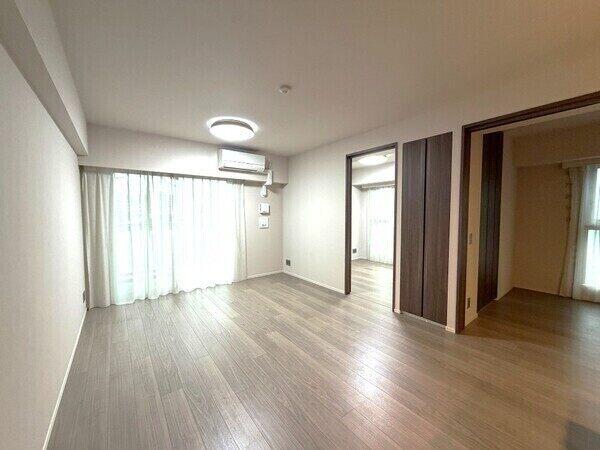 引き戸を開放すると、隣接する洋室と一体利用が可能です。広々空間で、心安らぐひと時を過ごせます。