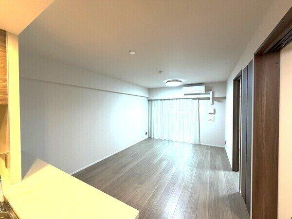 東向きバルコニーに面し、爽やかな朝日が差し込みます。明るい空間で気持ちよく朝を迎えることができます。