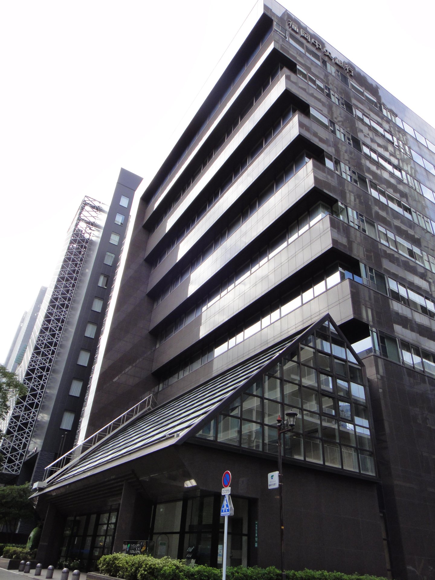 福岡中央銀行本店 60m