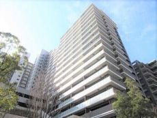 都心でありながら豊かな緑と静寂をたたえる桜坂三丁目。2018年9月築、地上23階建マンションです。