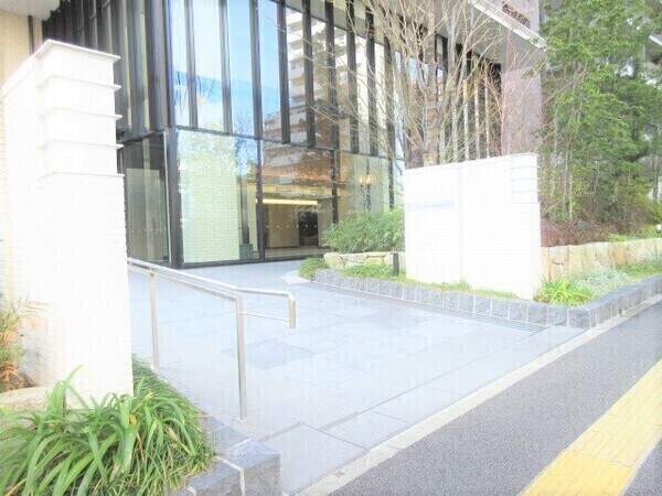 気品漂うエントランス。24時間セキュリティシステム採用、防犯面にも配慮されたマンションです。