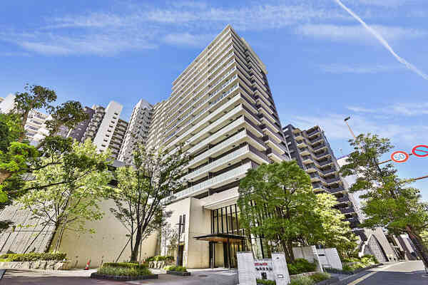 地下鉄七隈線「桜坂」駅徒歩3分。南公園に隣接する、地上23階建て・総戸数322戸の大規模レジデンス。
