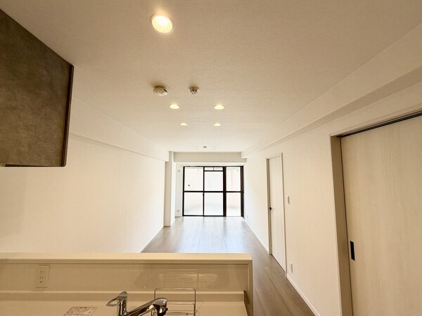 LDKは約13.8帖。全居室フローリング仕様のため、日々のお掃除やお手入れがしやすいです。