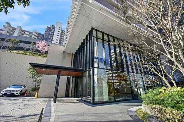 2018年9月築。23階建、総戸数322戸の大規模レジデンス。車寄せスペース、来客用駐車場有り。