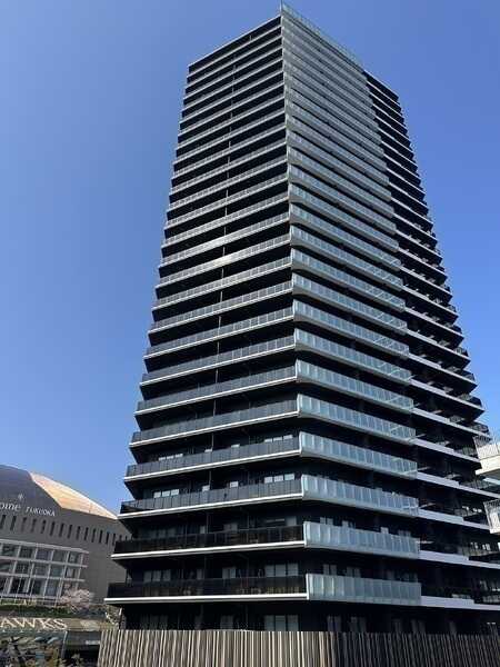 九州最大級の住宅・商業一体開発、免震構造の大型タワーマンション。商業施設が身近で、生活至便な立地。