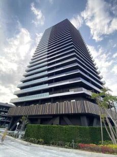 免震構造が採用された27階建タワーマンション。地下鉄空港線「唐人町」駅徒歩12分の立地です。