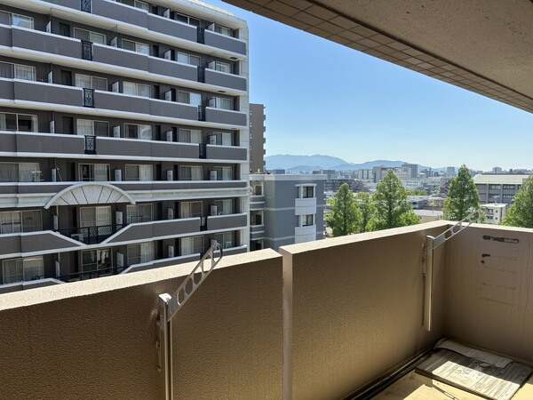 採光が入る角部屋の明るいお部屋です。