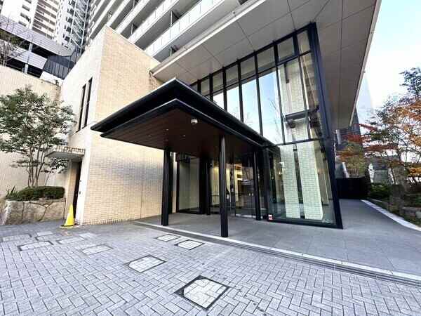 2018年9月築、三井住友建設施工。三菱地所レジデンス他1社分譲の「ザ・パークハウス」シリーズです。