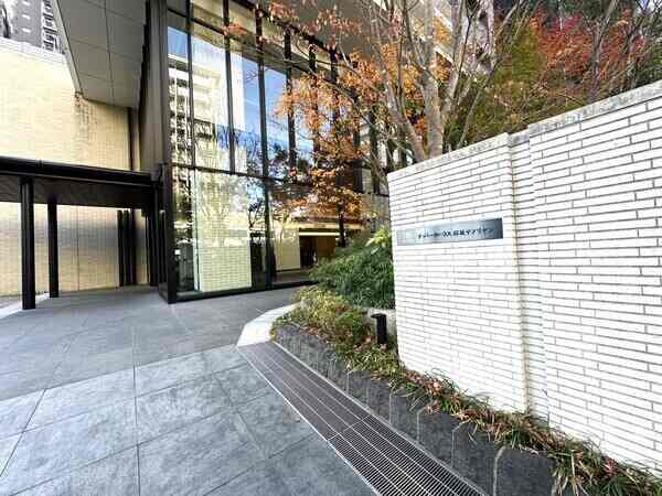 地下鉄七隈線「桜坂」駅まで徒歩3分。博多方面や福岡空港へ快適にアクセス可能で、利便性が高い立地です。