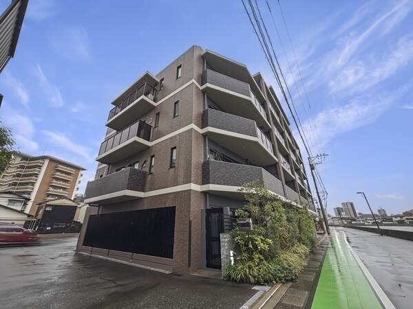 地下鉄空港線「藤崎」駅徒歩10分。小中学校や公園が身近にあり、子育て世帯にも嬉しい住環境です。