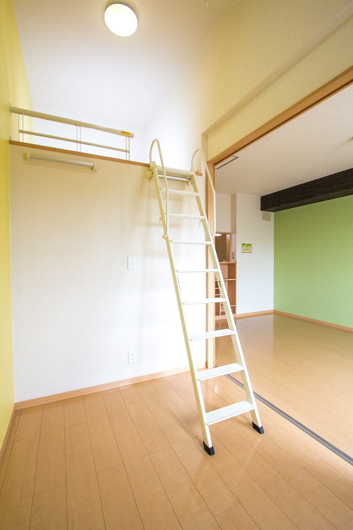 2階の中住戸の３部屋には寝室や収納としても便利なロフトがあります。高い天井と空間の広がりが魅力です。