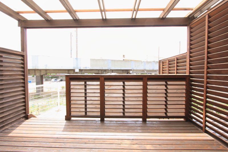 一階４部屋にはリゾートホテルのようなウッドデッキがあり、屋根付きで急な雨にも心配無用です。