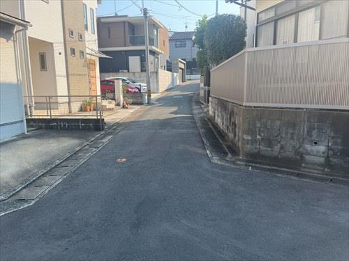 西側前面道路