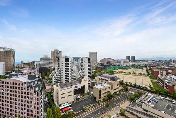 「福岡タワー」や「みずほPayPayドーム福岡」などのランドマークを望めます(天候による)。