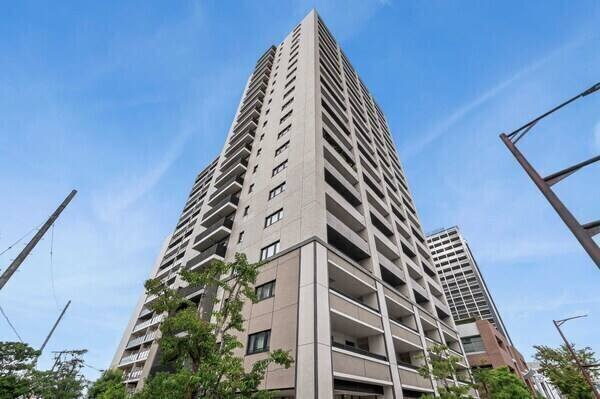 施設一体型小中連携教育校の福岡市立舞鶴小・中学校まで約110m。子育て世帯にも嬉しい立地です。