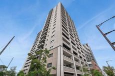 施設一体型小中連携教育校の福岡市立舞鶴小・中学校まで約110m。子育て世帯にも嬉しい立地です。