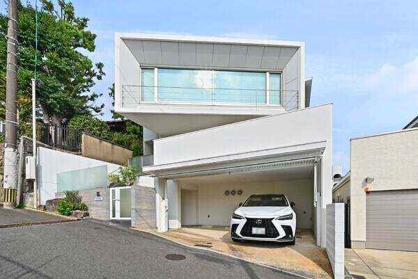 屋上やテラス、広々LDK、お車2台駐車可能な電動ガレージが設けられた、意匠性の高いRC造住宅です。