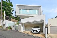 屋上やテラス、広々LDK、お車2台駐車可能な電動ガレージが設けられた、意匠性の高いRC造住宅です。