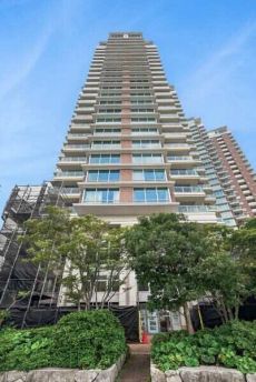 総戸数212戸、地上29階建の大規模タワーレジデンス。制震構造・24時間有人管理が採用されています。