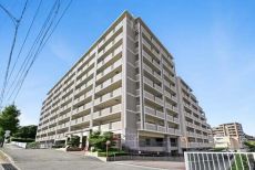 管理が行き届いた、総戸数95戸のマンション。徒歩圏内にはスーパーなどが点在し、お買い物に便利です。