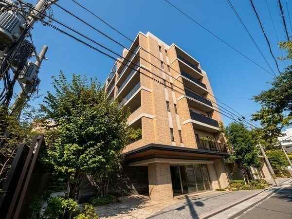 都心の利便性と良好な住環境を享受できる立地。大切なペットとも一緒に暮らせるマンションです(細則有)。