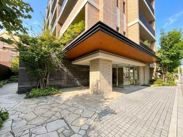 植栽で美しく彩られた、ホテルライクな外観デザイン。三菱地所コミュニティにより日勤管理されています。