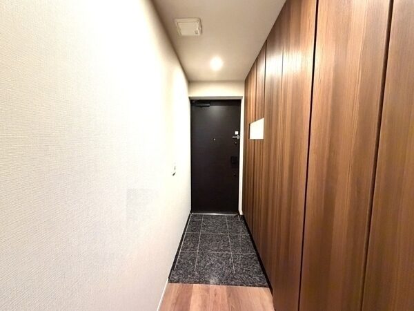 トールサイズのシューズボックスが備わっています。散らかりがちな玄関周りをすっきりと整頓できそうです。