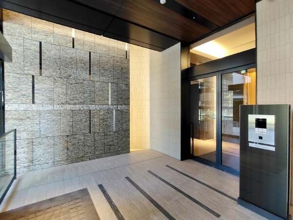 重厚感が漂うエントランスです。ダブルオートロックが採用され、防犯面に配慮されたマンションです。