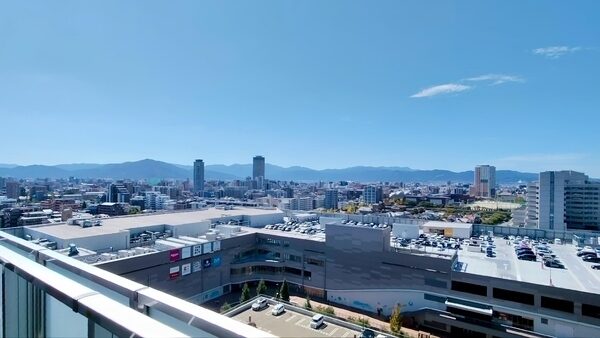 地上27階建ての13階に位置する住戸です。タワーマンションならではの開放的な景色が広がります。