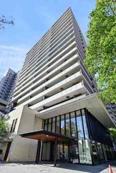 地下鉄七隈線「桜坂」駅まで徒歩3分。都心でありながら、豊かな自然を身近に感じていただける住環境です。