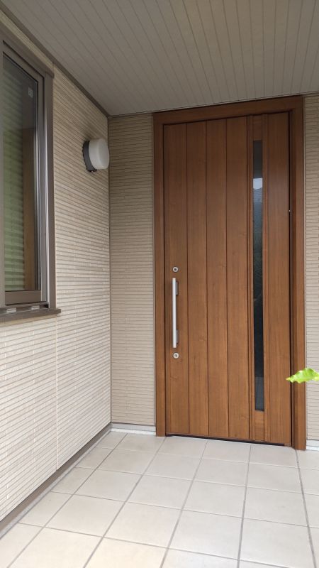 撮影年月：令和6年11月　玄関ポーチ　