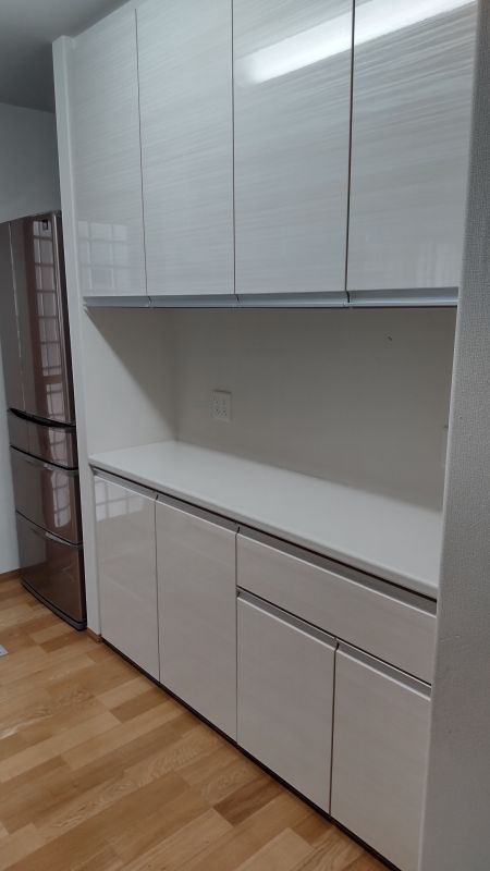 撮影年月：令和6年7月　サービスカウンター　※写真内の冷蔵庫は価格に含まれません。