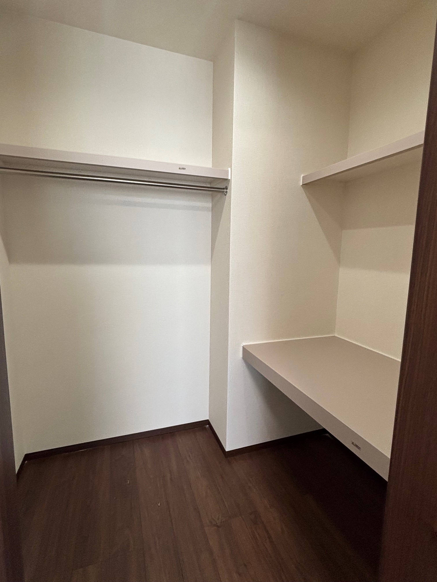 ウォークインクローゼット 写真撮影日：11/21/25, 12:00 AM