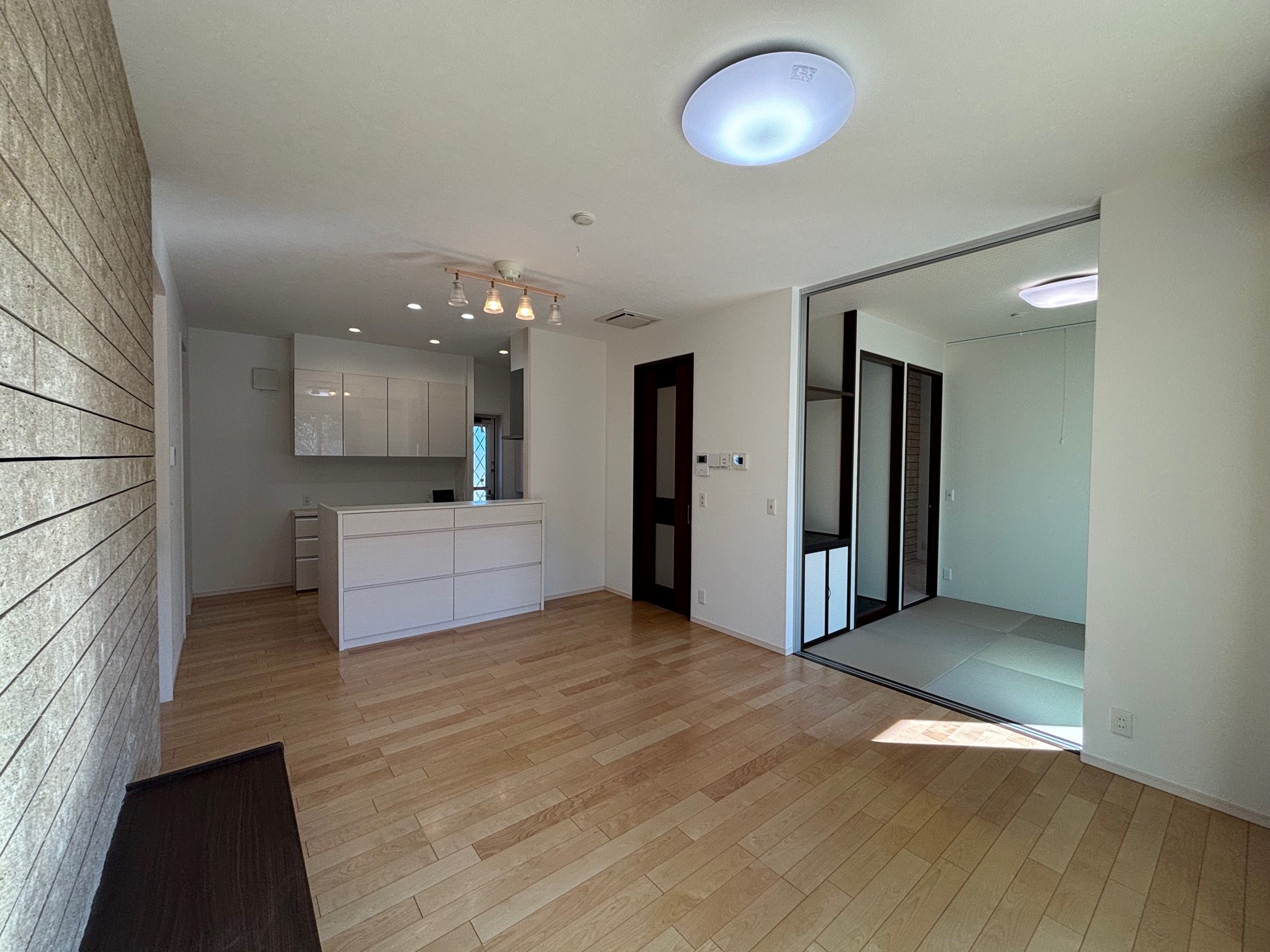 リビング 写真撮影日：11/21/25, 12:00 AM