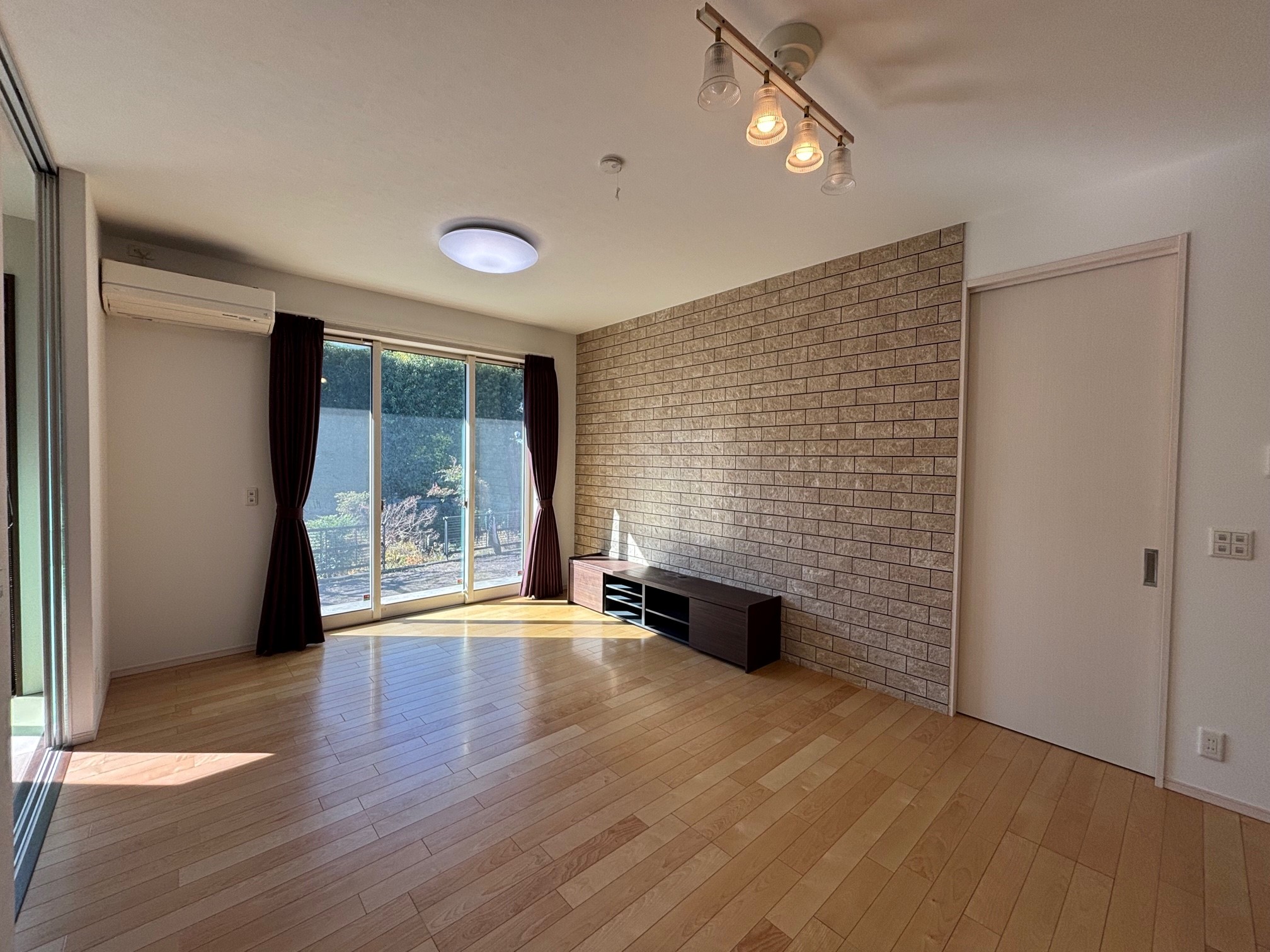 リビング 写真撮影日：11/21/25, 12:00 AM